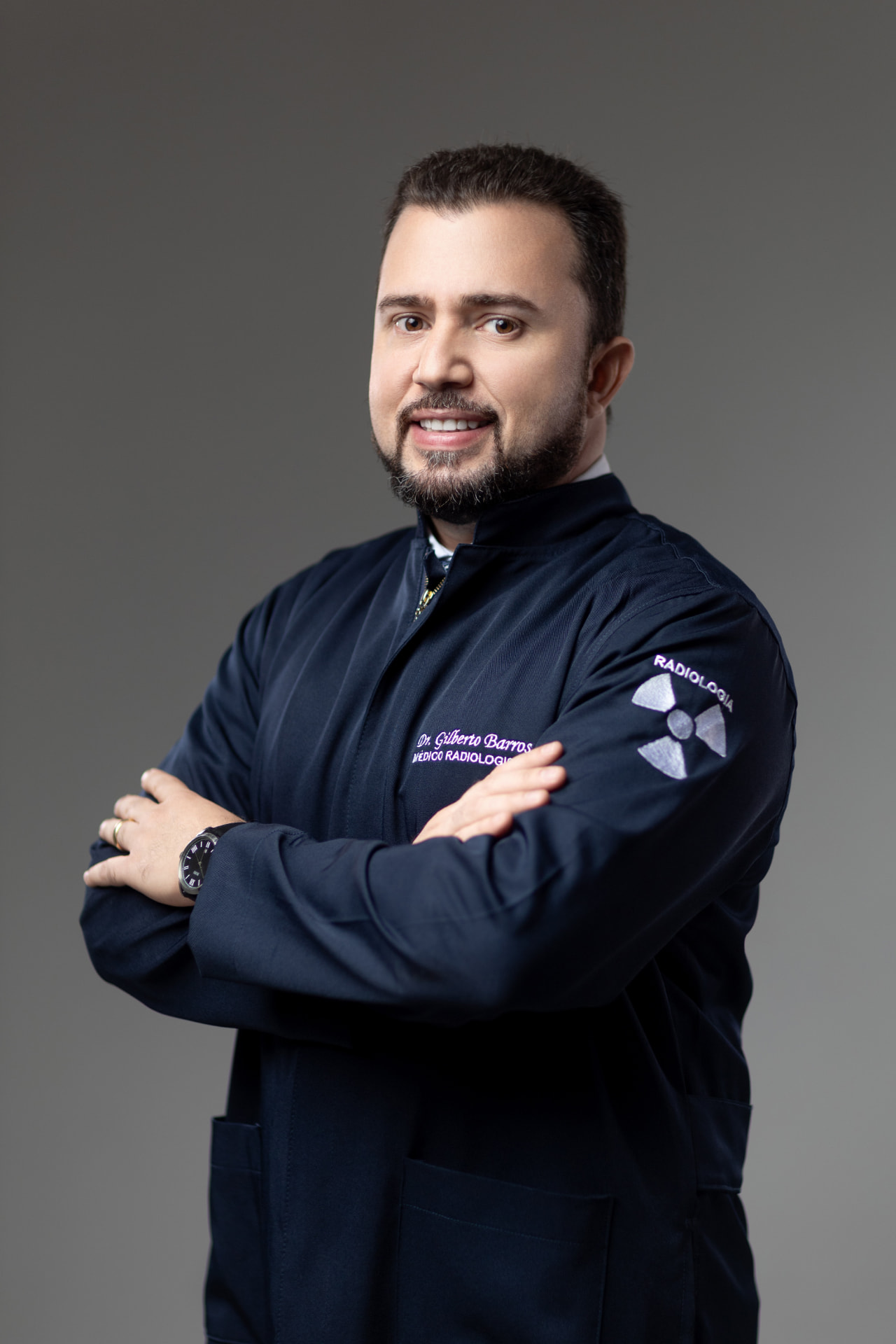 Dr. Gilberto Barros de avental de radiologia, médico radiologista em Picos–PI